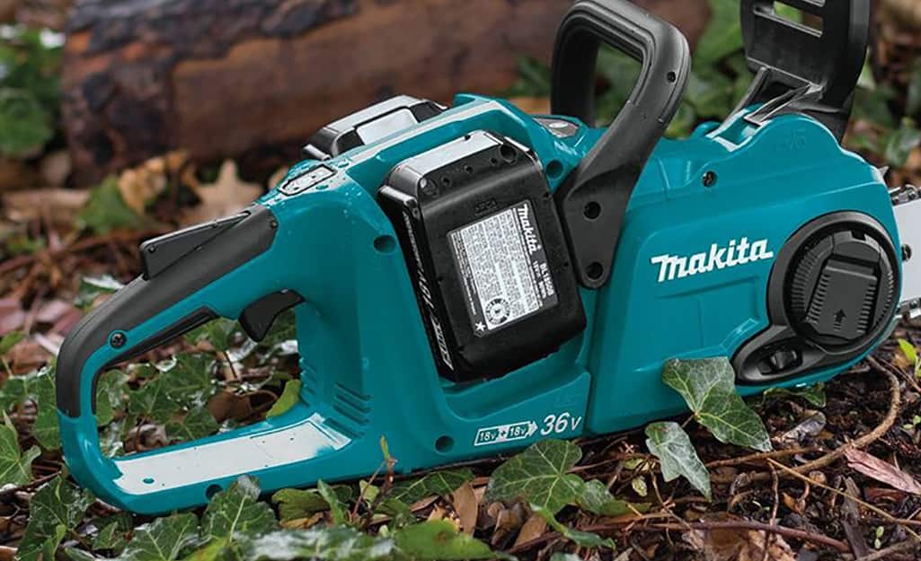 this article outlines the recommended method of start a Makita chainsaw. 